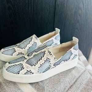 🦋VINCE SNEAKERS SIZE 8🦋 very gently worn